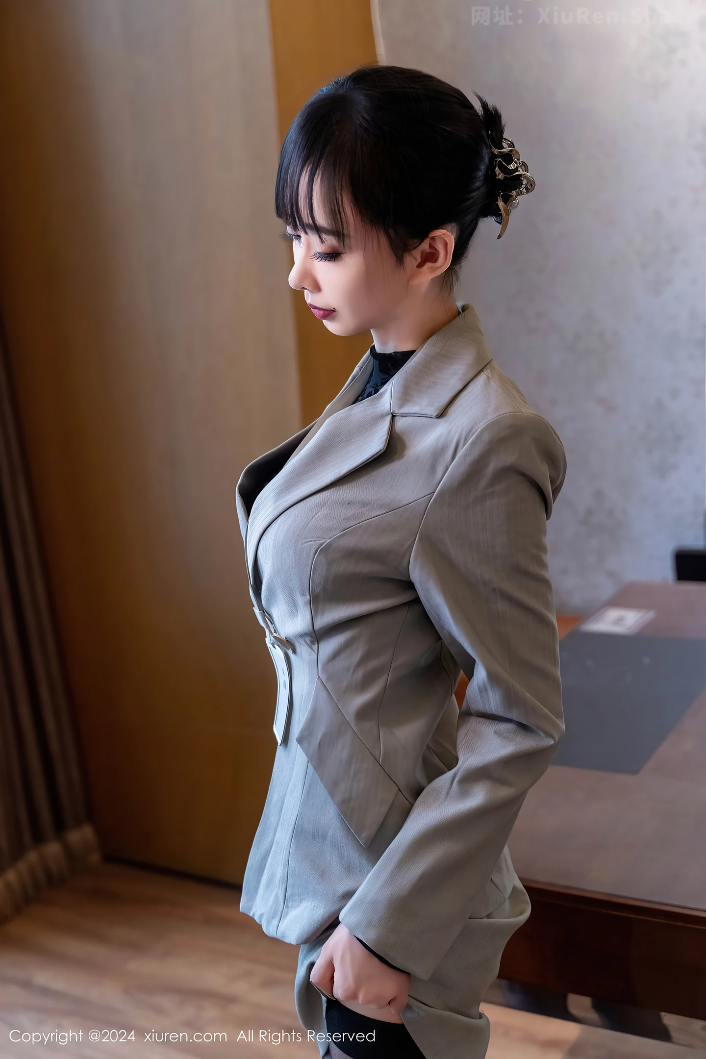 图片[4]-[XiuRen秀人网]VOL.8290 模特宝宝甜办公室OL制服露黑色缕空连体衣配超薄黑丝诱惑写真69P-秀人网官方网站